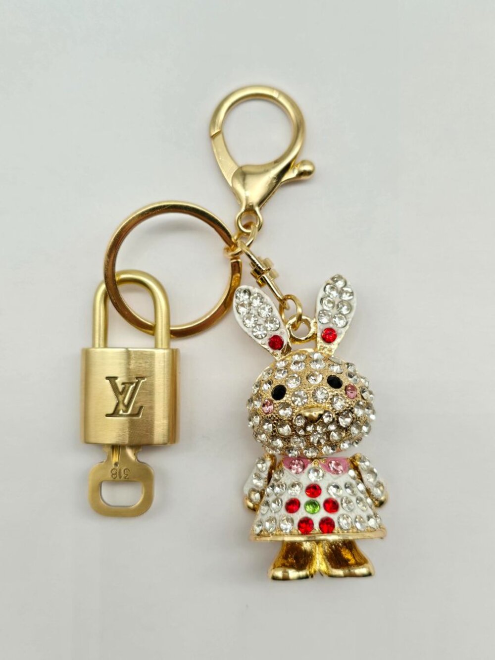 Authentic Louis Vuitton Gold Lock 🔒 Unbranded Rhinestone Bunny Rabbit Keychain - Picture 3 of 9